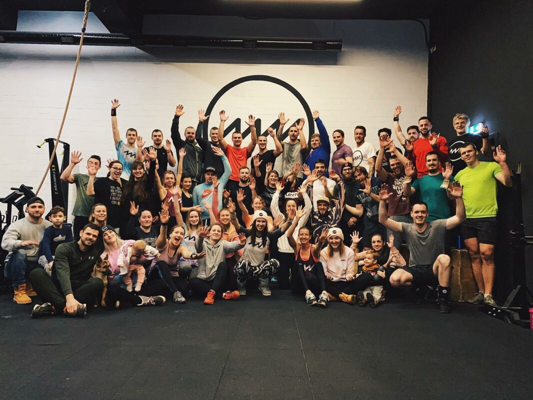 Komunita Momentum Training Center pred logom gymu